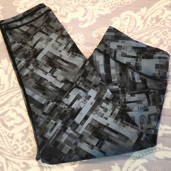 Prana Capri leggings...perfect for yoga, walking,  running etc. Great condition! - Picture 2 of 9